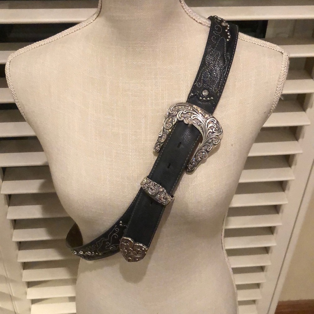 Talk about bling. Justin western leather belt. Great details all around.